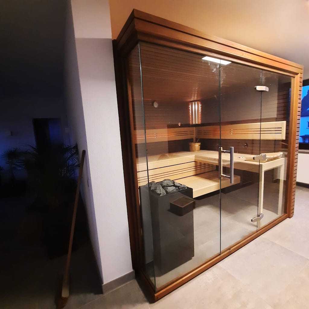 Innensauna mit toller Glasfront mit Innenausstattung Espe hell Innensauna Glasfront