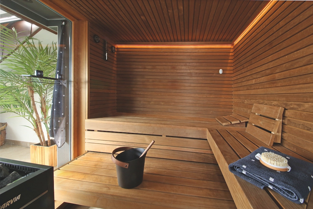 Aussensauna aus massivholz mit Glasfront Aussensauna
